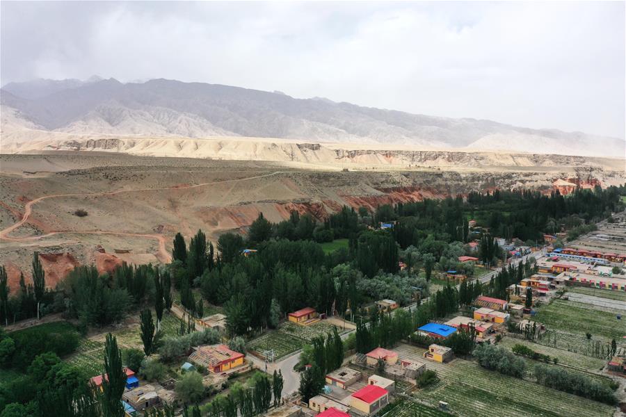 （决战决胜脱贫攻坚·聚焦三区三州·图文互动）（1）昆仑山村建起停车场