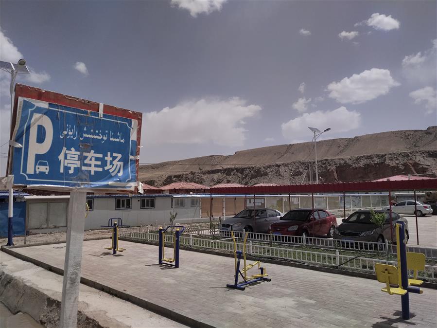 （决战决胜脱贫攻坚·聚焦三区三州·图文互动）（3）昆仑山村建起停车场