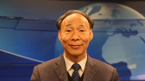 第二十期:专访敦煌研究院名誉院长樊锦诗
锦瑟华年去,莫高永留诗
·冬日的北京阳光和煦、空气清冽。在人民网会客室,我们见到了敦煌研究院名誉院长樊锦诗。她此次来京,是为参加庆祝改革开放40周年大会——作为文物有效保护的探索者,樊锦诗获得了由党中央、国务院颁发的改革先锋称号。华发如雪、身材清瘦的樊锦诗已经年至八十,但只要说起敦煌,我们仍能感受到她扎根大漠逾五十年从未褪色的热忱与活力。·在敦煌研究院,有一座名为“青春”的雕像伫立其中——一位短发少女拿着草帽,身体微微前倾,迈出去的步伐彰显着......