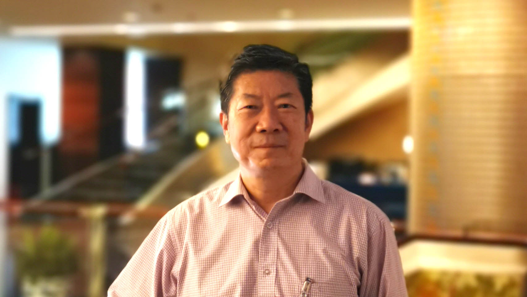 第二十期:专访敦煌研究院名誉院长樊锦诗锦瑟华年去,莫高永留诗 ·冬日的北京阳光和煦、空气清冽。在人民网会客室,我们见到了敦煌研究院名誉院长樊锦诗。她此次来京,是为参加庆祝改革开放40周年大会——作为文物有效保护的探索者,樊锦诗获得了由党中央、国务院颁发的改革先锋称号。华发如雪、身材清瘦的樊锦诗已经年至八十,但只要说起敦煌,我们仍能感受到她扎根大漠逾五十年从未褪色的热忱与活力。·在敦煌研究院,有一座名为“青春”的雕像伫立其中——一位短发少女拿着草帽,身体微微前倾,迈出去的步伐彰显着......