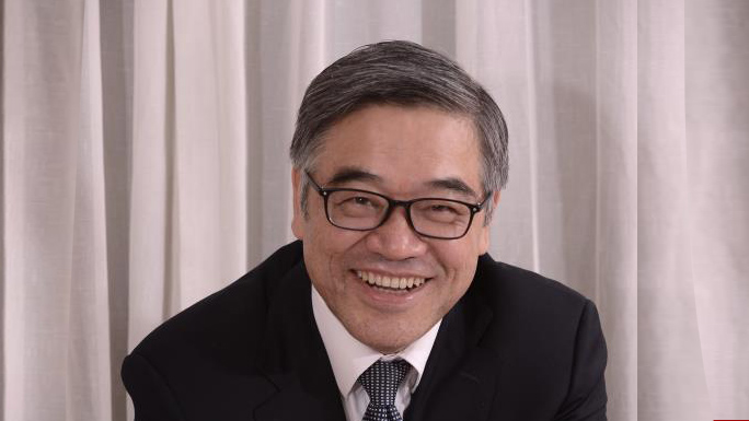 第二十期:专访敦煌研究院名誉院长樊锦诗锦瑟华年去,莫高永留诗 ·冬日的北京阳光和煦、空气清冽。在人民网会客室,我们见到了敦煌研究院名誉院长樊锦诗。她此次来京,是为参加庆祝改革开放40周年大会——作为文物有效保护的探索者,樊锦诗获得了由党中央、国务院颁发的改革先锋称号。华发如雪、身材清瘦的樊锦诗已经年至八十,但只要说起敦煌,我们仍能感受到她扎根大漠逾五十年从未褪色的热忱与活力。·在敦煌研究院,有一座名为“青春”的雕像伫立其中——一位短发少女拿着草帽,身体微微前倾,迈出去的步伐彰显着......
