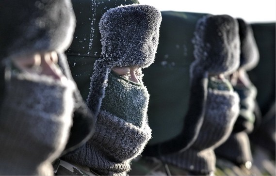 驻内蒙古部队新兵冒零下30度低温进行训练 中