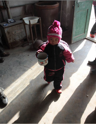 三岁女童,独自照顾截瘫父亲 中国民族宗教网 m
