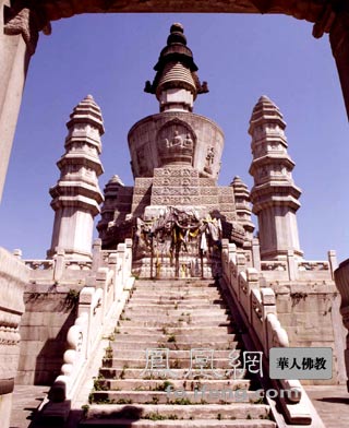 是现今西黄寺最辉煌,最引人注目的建筑,也是西黄寺的主要标志性建筑