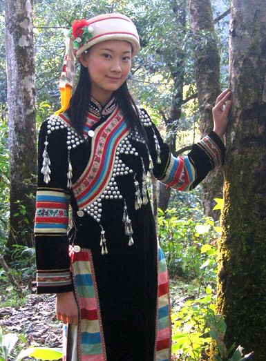 穿着民族特色服饰的拉祜族姑娘