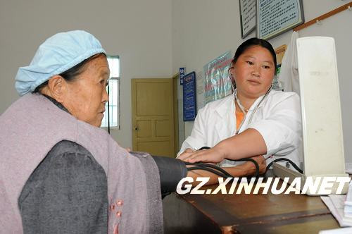 贵州兴义:新农合和基本药物缓解山区农民看病