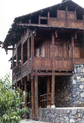 苗族的吊脚楼通常建造在斜坡上,分两层或三层.