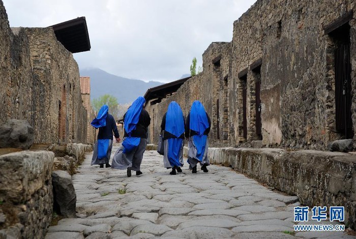 几位修女在庞贝古城中参观 中国民族宗教网 m