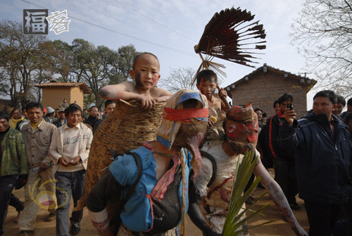 彝族有多少人口_仪队,五十人的彝族服饰队,二十人的藏族服饰队,五十人的旗袍(2)