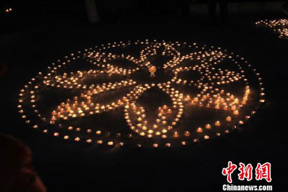 西安数千民众广仁寺同祈福 万盏酥油灯映吉祥