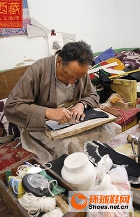 赤列塔青的藏鞋彰显藏文化