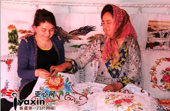 新疆阿图什市母女的民族手工艺品销路越走越宽