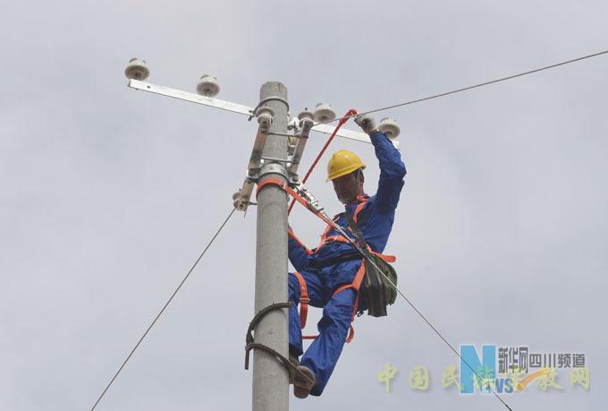石渠县无电地区电力建设第一条低压线路.