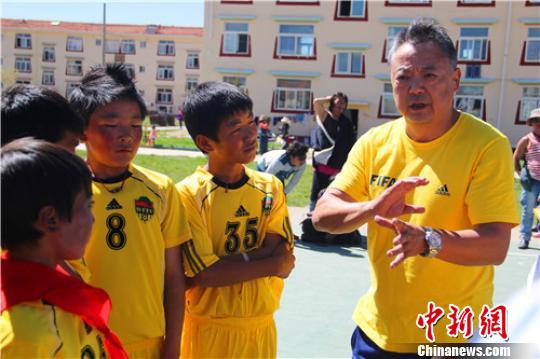 四川首支以藏族青少年为主体的足球队成立 - 中
