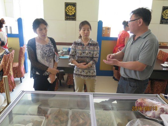 省民委宗教三處處長陸濱茹（中）現(xiàn)場了解清真飯店的食品安全情況