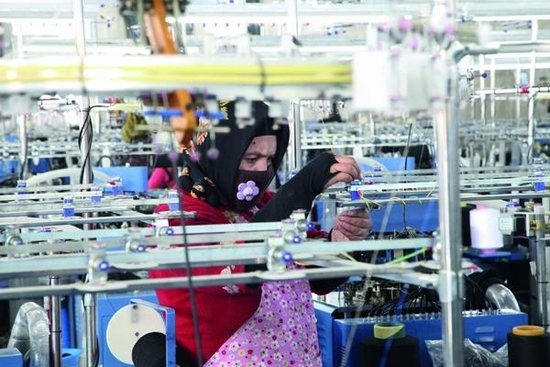 新疆致力推动民族服装产业发展 纯手工制作
