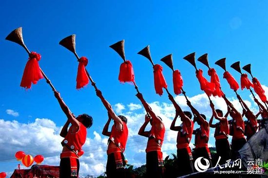 中国彝族人口_...相关图片彝族,中国四川西部一个崇拜火的民族.人口150多万,居(3)
