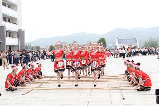 图为县民族中学学生在表演壮族舞蹈竹竿舞.