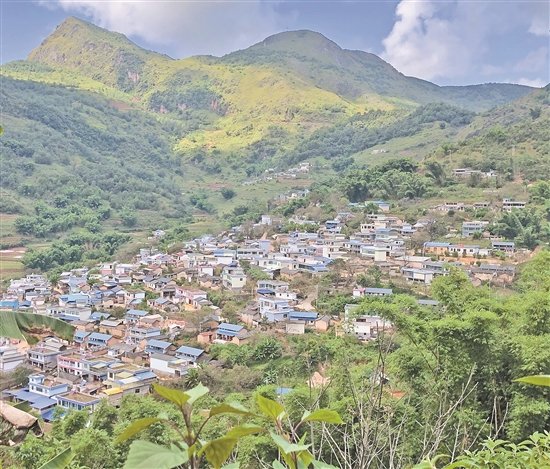 临沧镇康:沿边村寨小康路越走越宽