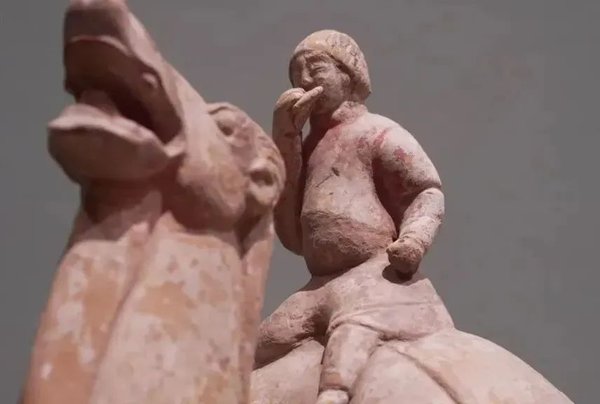 赶路的“干饭人”：胡人吃饼骑驼俑从北齐将门墓中带出的历史密码|道中华 图片报道 第3张