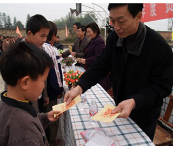 少数民族贫困寄宿生获生活补助 中国民族宗教