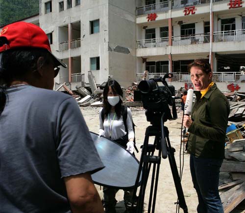国外媒体在北川地震现场采访 中国民族宗教网