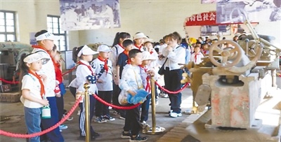 海南区教育局组织青少年开展“铸牢”专题学习活动。