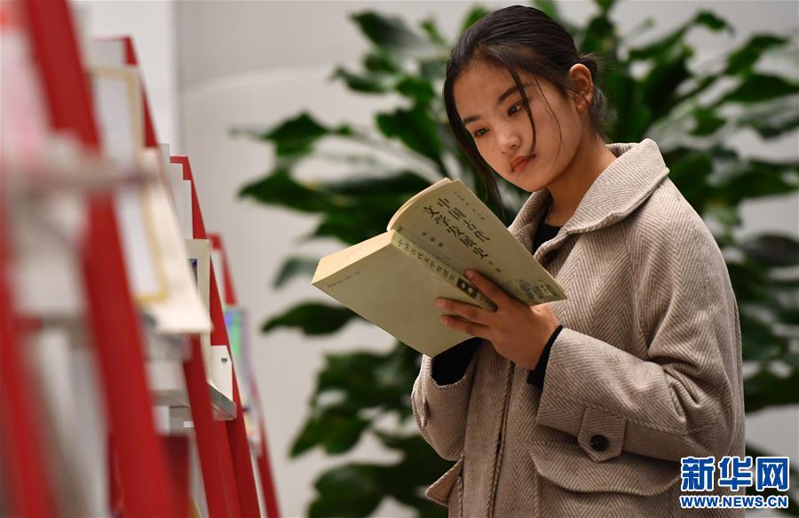 （体育·图片故事）（14）女孩踢男足！藏族姑娘在天津接续足球情