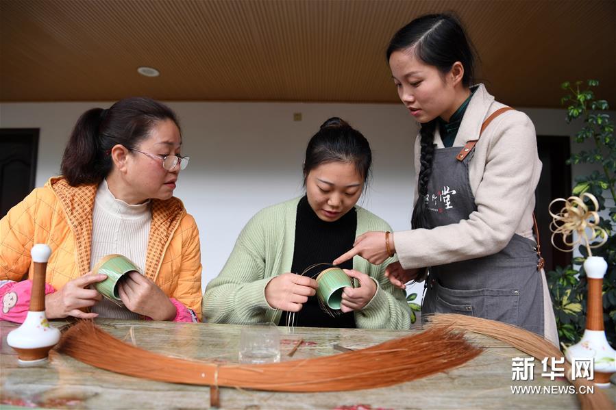 （代表委员履职·图文互动）（6）“90后”非遗传承人杨昌芹：让传统文化为乡村振兴注入“灵魂”