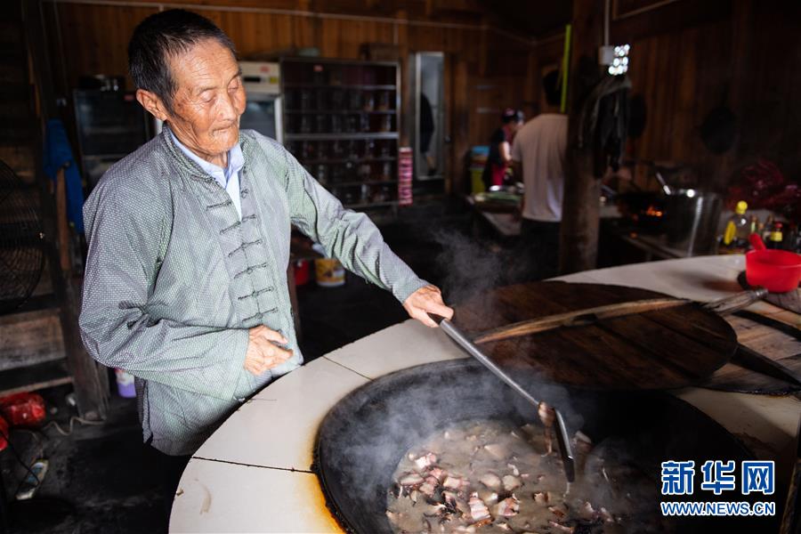 （新华全媒头条·走向我们的小康生活·图文互动）（8）那山，那人，那苗寨——十八洞村三代人的奋斗史
